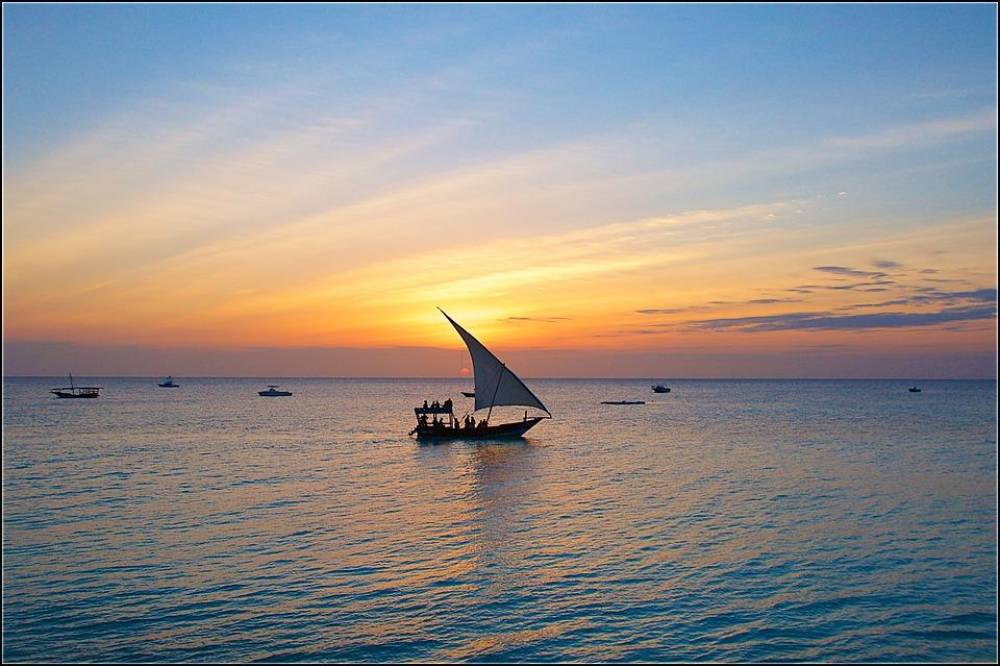 Cruzeiro dhow ao pôr do sol na cidade de pedra