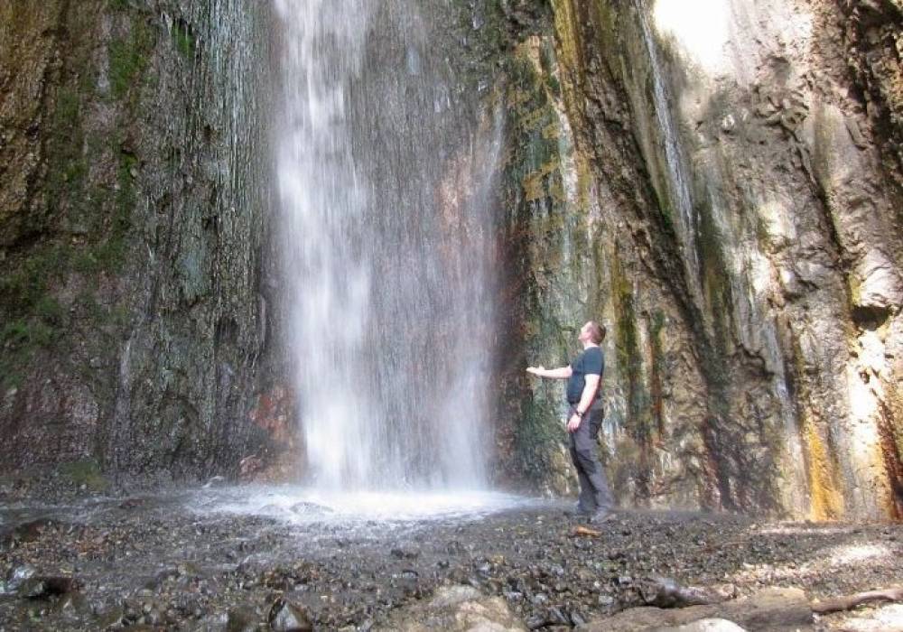 Excursão à Cachoeira Meru e ao Lago Duluti.