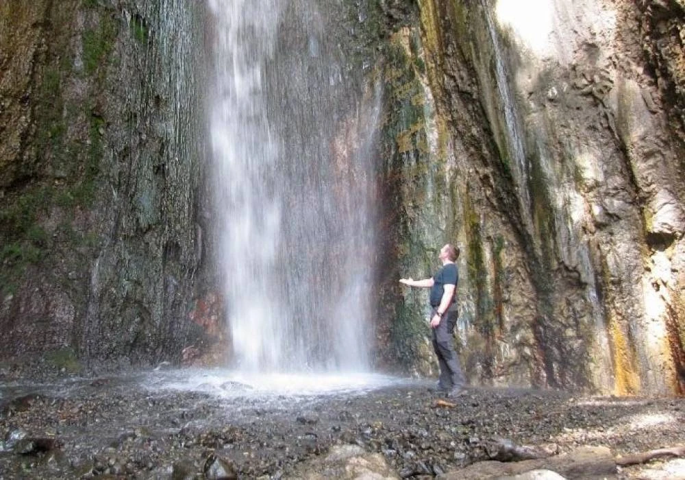 Excursão à Cachoeira Meru e ao Lago Duluti.